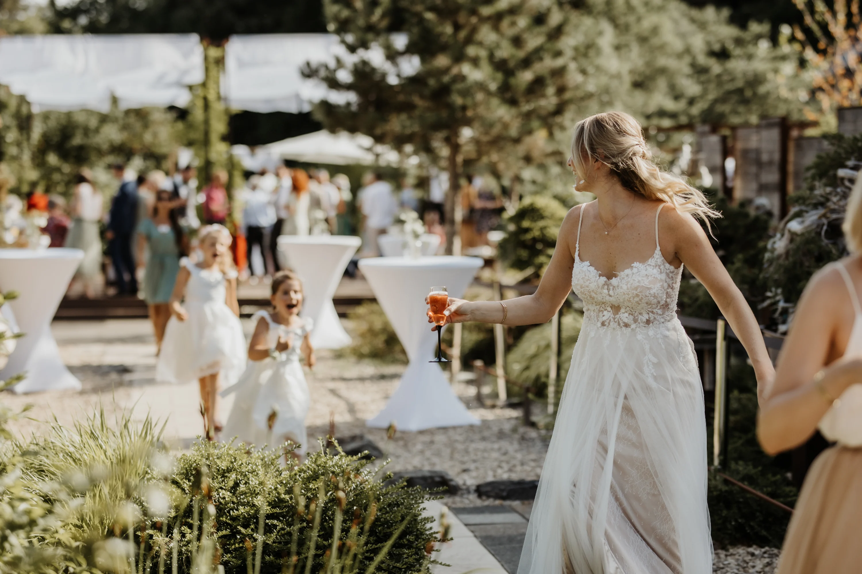 Gartenzeremonie – Braut im Garten in Neckargemünd