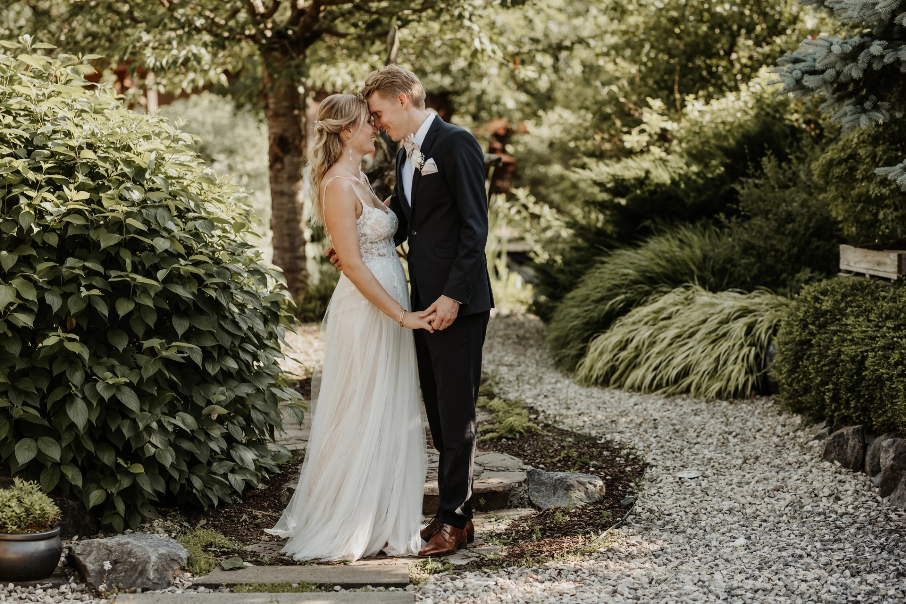 Brautpaar im Garten – Neckargemünd